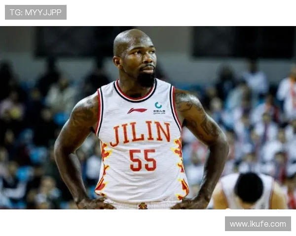 特雷琼斯直言场地拥挤升温变滑球员比赛环境挑战加剧只会持续恶化